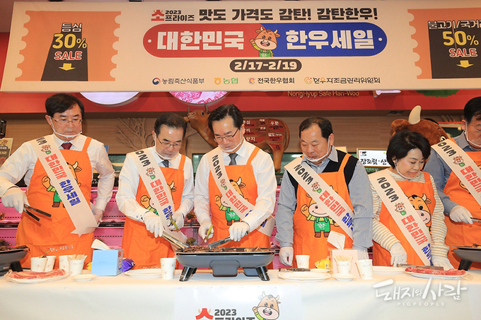 정황근 농식품부 장관이 지난 2월 15일 서울 서초구 하나로마트 양재점에서 열린 ‘소프라이즈 2023 대한민국 한우 세일’ 행사에 참석, 시식용 한우를 굽고 있습니다@농식품부