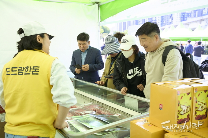 한돈 제품을 둘러보고 있는 소비자들@한돈자조금관리위원회