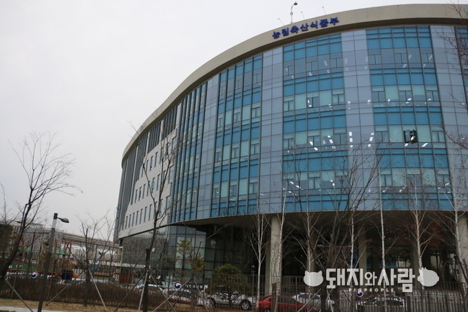 농식품부는 지난달 7일 배합사료 제조업체와 간담회를 갖고 가격 인하 검토를 요청한 바 있습니다@돼지와사람
