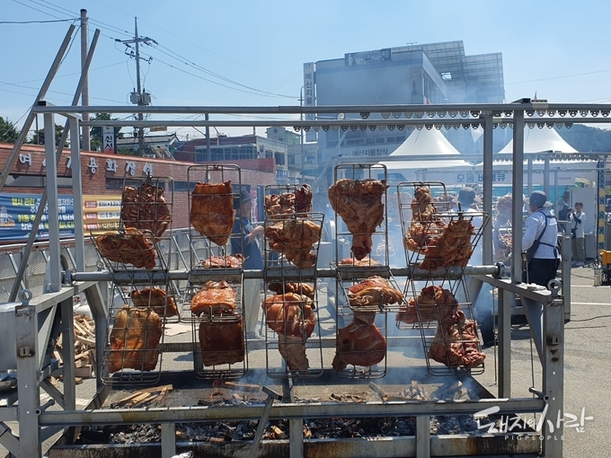 1일 '2023 예산맥주 페스티벌'에 등장한 돼지고기 바베큐@돼지와사람