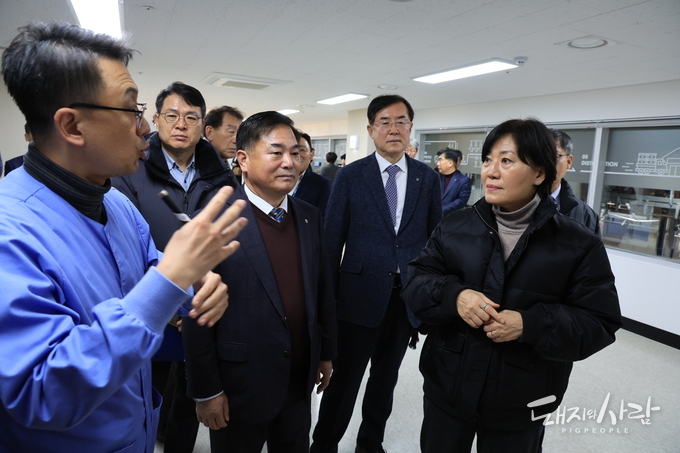 17일 대전충남양돈농협 포크빌 축산물 공판장을 방문한 송미령 장관@농식품부