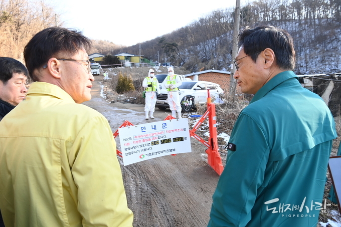 오후석 경기도행정2부지사(오른쪽)가 지난 19일 파주 ASF 발생현장을 방문했습니다@경기도청