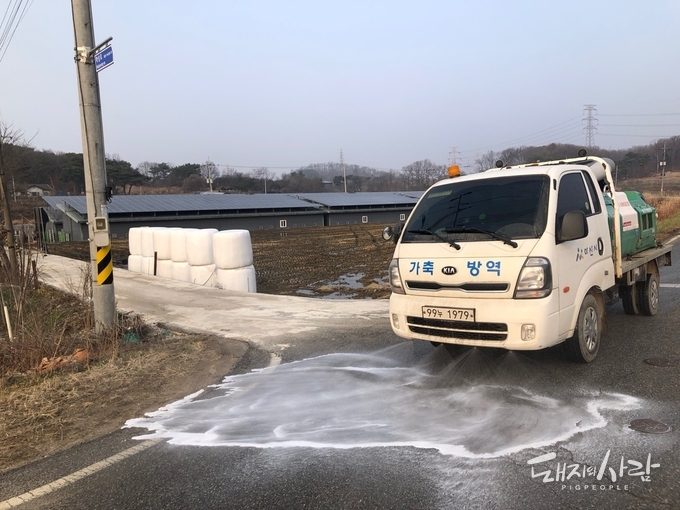 축산농장 인근 도로 소독 모습@아산시