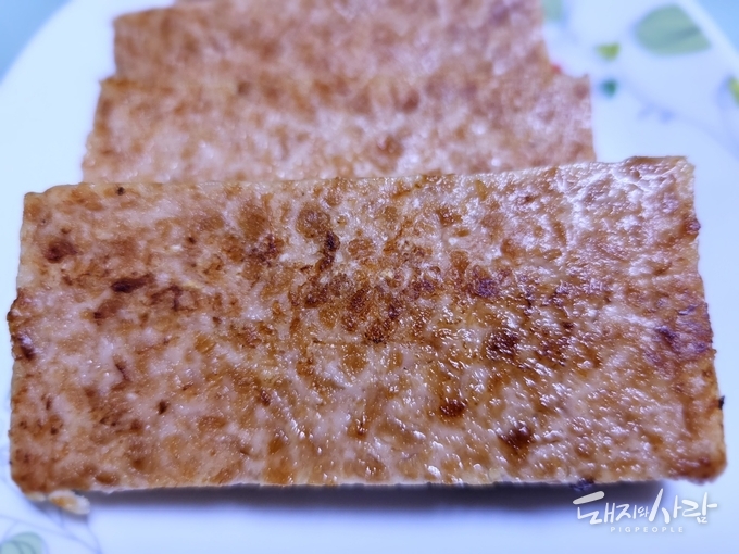 후라이팬에 구운 식물성 캔햄. 아직까지 돼지고기 캔햄과는 식감과 맛에 있어 차이가 크다는 평가가 일반적임@돼지와사람