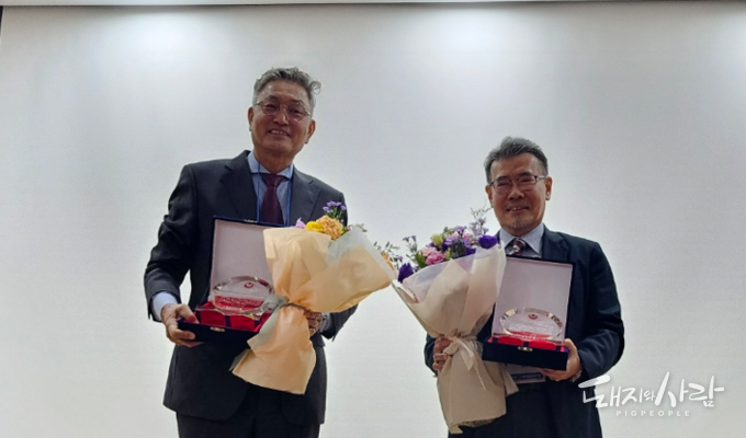 지난해 한국양돈대상 생산자 부문 유재덕 대표, 연구 및 관련 산업 부문 방명걸 교수@돼지와사람