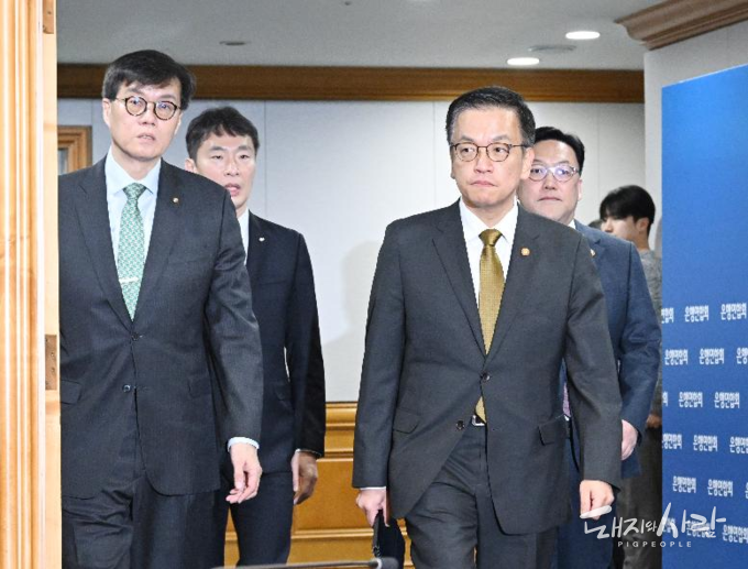 19일 아침 7시경 미국의 추가 금리 인하 관련 긴급 대응 방안 마련 회의에 나서는 우리 경제 4인방(왼쪽부터 이창용 한국은행 총재, 이복현 금융감독원장, 최상목 부총리 겸 기획재정부 장관, 김병환 금융위원장)@기획경제부