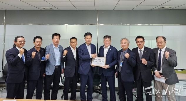 축산관련단체협의회(회장 손세희)는 지난 4월 24일 더불어민주당 이원택 의원을 만나 제21대 대통령 선거 공약 요구사항을 공식 전달했습니다@축단협