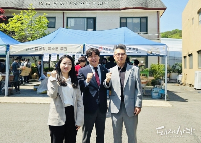 도드람양돈농협 유통사업본부장 겸 도드람엘피씨 대표이사 공춘식(가운데), 혜성원 원장 이경호(오른쪽)가 기부활동 후 사진촬영을 하고 있습니다@도드람