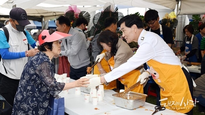지난 23일 한돈 시식행사장에서 시민들에게 한돈 불고기 배식을 하고 있는 안병구 밀양시장@밀양시
