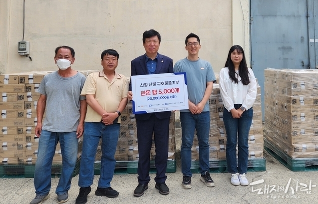 2천만 원 상당의 한돈 햄은 산청군청(150박스), 산청경찰서(40박스), 산청소방서(40박스), 지역아동센터(64박스), 성심원(50박스) 등 총 344박스가 각 기관에 배부됐습니다@한돈자조금