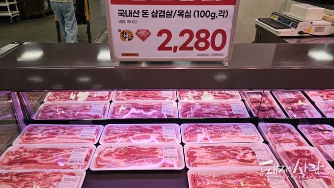 수도권 한 대형할인매장 내 한돈판매대@돼지와사람