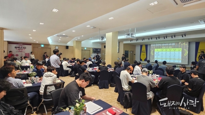 이번 행사에는 연암대학교 재학생 60여 명을 비롯해, 육근열 총장, 안국진 동문회장, 연암대 졸업 후 업계에서 활동 중인 관계자들 및 팜스코 임직원 등 총 120여 명이 참석했습니다@팜스코