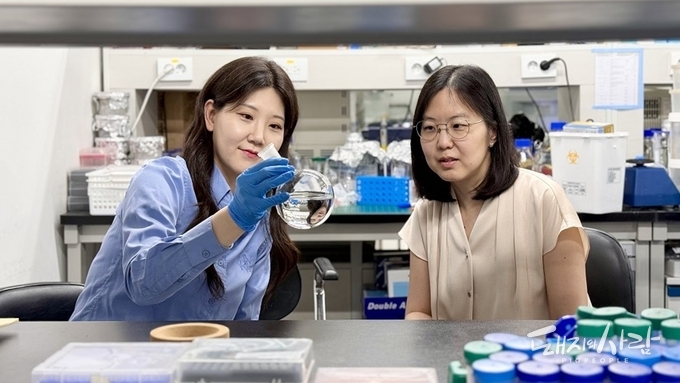왼쪽부터 정주연 석박사통합과정, 정현정 교수@KAIST