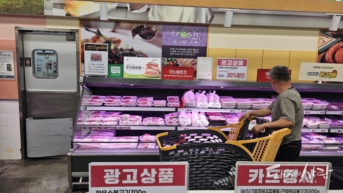 국내산 돼지고기 제품을 살펴보고 있는 한 소비자@돼지와사람