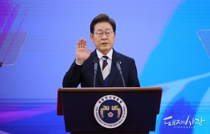 이재명 대통령이 4일 서울 여의도 국회에서 열린 제21대 대통령 취임선서식에서 취임 선서를 하고 있습니다@국회사진기자단