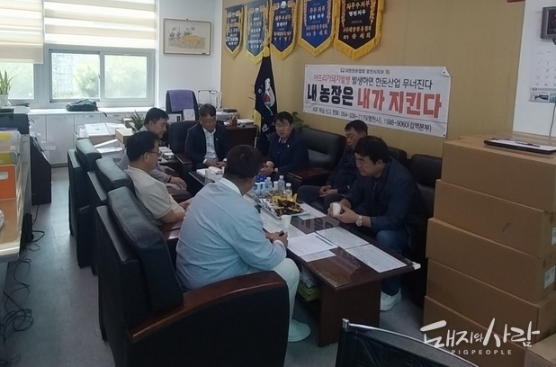 5월 28일 이영수 비서관(우측으로부터 세 번째)이 영천시지부를 방문하여 지역 양돈농가들과 한돈산업 발전에 대해 논의했습니다@영천지부