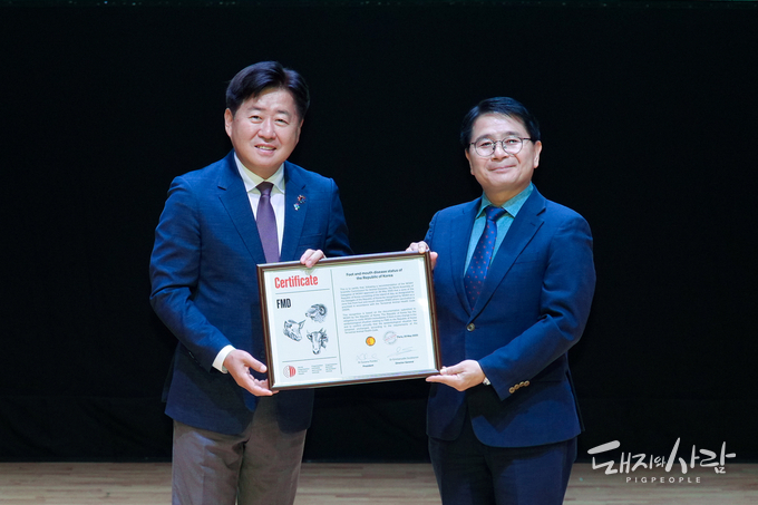 11일 ‘제주 구제역 청정지역 인증 선포식’(왼쪽부터 오영훈 제주도지사, 최정록 방역정책국장@제주도