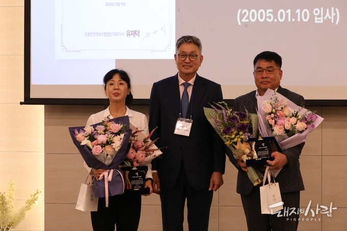 20년 근속기념패 수여식, 왼쪽부터 이완경 실장, 도뜰한돈 유재덕 대표, 이관호 전무@돼지와사람