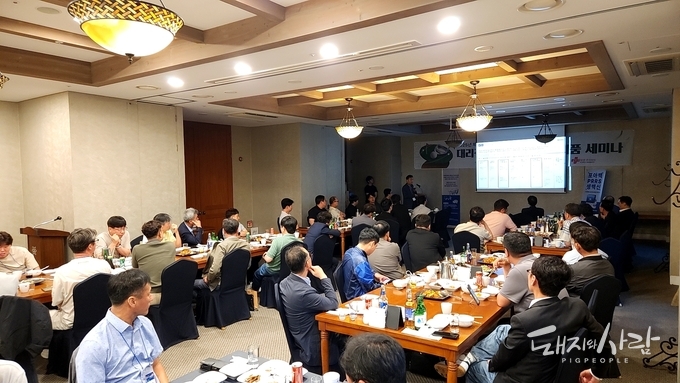 최낙운 상무가 신제품의 특장점을 설명하고 있습니다@한국썸벧
