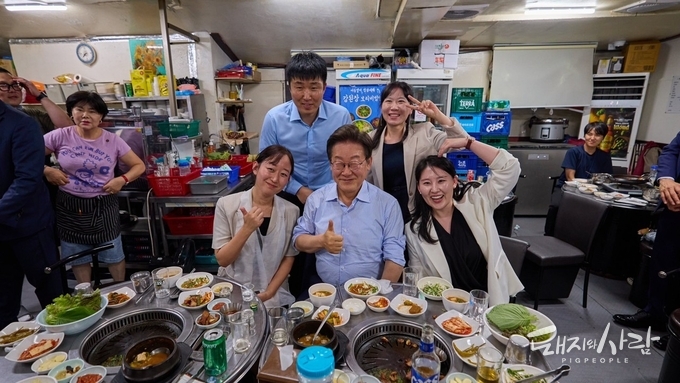 지난 11일 서울의 한 삼겹살 전문식당에서 식사 후 직원들과 기념사진을 찍는 이재명 대통령@이재명 대통령 페이스북