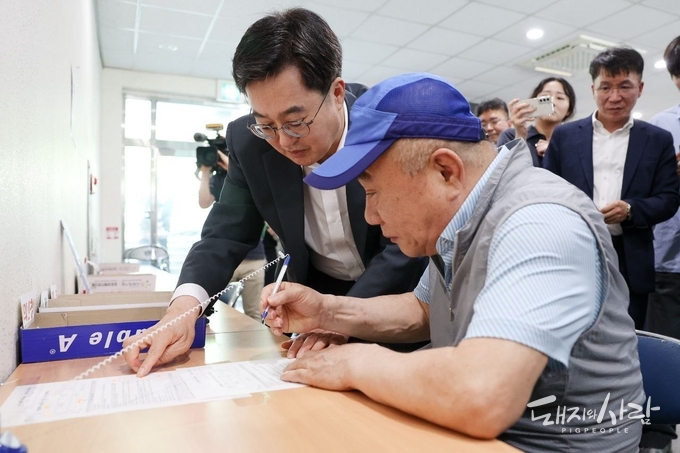 21일 어르신의 소비쿠폰 신청을 도운 김동연 경기도지사@경기도 