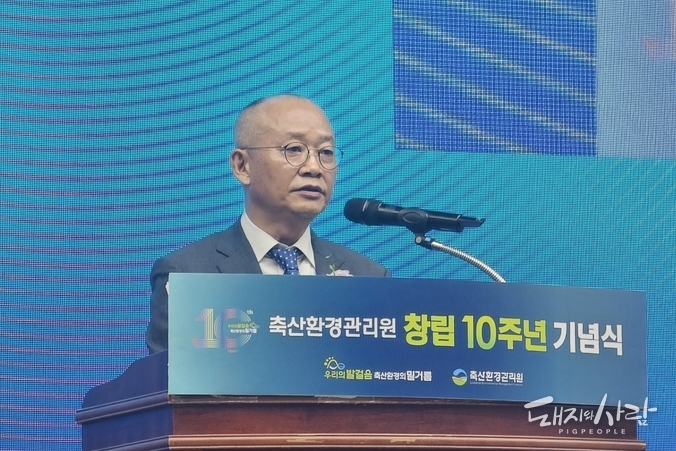 축산환경관리원 문홍길 원장은 이날 기념사에서 "앞으로 다가올 100년을 준비하자"라고 각오를 밝혔습니다@축산환경관리원