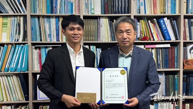 양철주 교수 연구팀은 3년 연속 한국축산학회 우수학술상을 수상하였습니다(왼쪽부터 Eddiemar Baguio Lagua 석박사통합과정생, 양철주 교수)@국립순천대학교