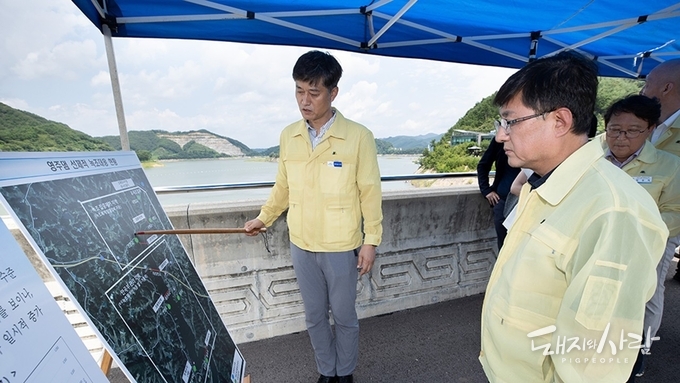 지난 7일 경북 영주시 소재 영주댐을 방문해 녹조 발생 상황을 점검하고 있는 김성환 장관@환경부
