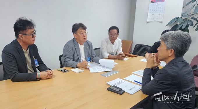 25일 한동윤 영천지부장, 배상건 대한한돈협회 감사, 김송규 진안지부장은 대통령실 유통개혁 TF 이호중 전문위원과 면담을 가졌습니다@돼지와사람