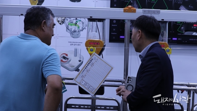 세계 최장거리 RFID 수신기를 탑재한 모돈 개체별 자동급이기를 선보인 엠트리센@돼지와사람