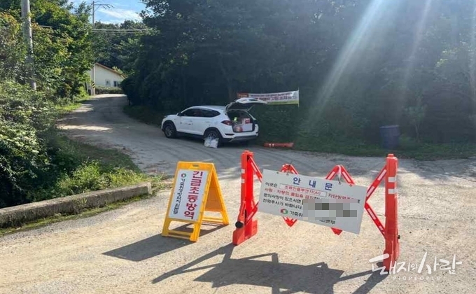 지난 14일 경기 연천 ASF 발생농장 진입로 앞에 설치된 간이통제초소@가축위생방역지원본부