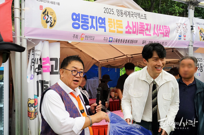 한돈 홍보부스 앞 뽀식이 이용식과 가수 원혁@한돈자조금