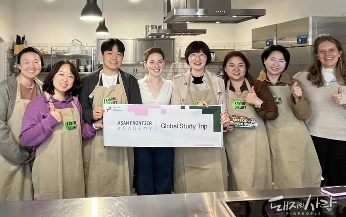 베를린의 마르크트할레 노인(Markthalle Neun) 안에 있는 ‘훈련 주방(Training Kitchen)에서 단체 사진@모소리팀