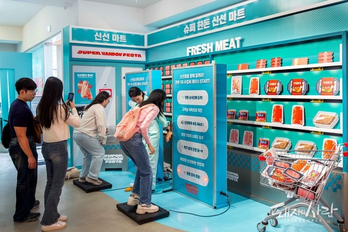 슈퍼 한돈 에너지 타운에서 스텝퍼를 통해 한돈의 신선함을 체험하고 있는 관람객@한돈자조금