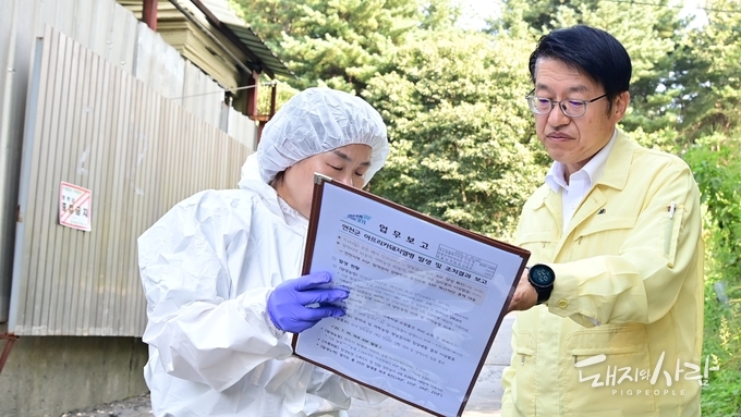 지난 9월 26일 경기 파주 양돈장을 방문, ASF 차단방역 실태를 점검하고 있는 김대순 경기도 행정2부지사(오른쪽)@경기도