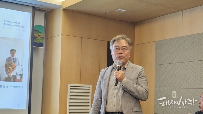 천연 물질을 통해 인지질 외피를 가지는 바이러스만 선택적으로 사멸시키는 기술을 개발한 박종묵 박사@돼지와사