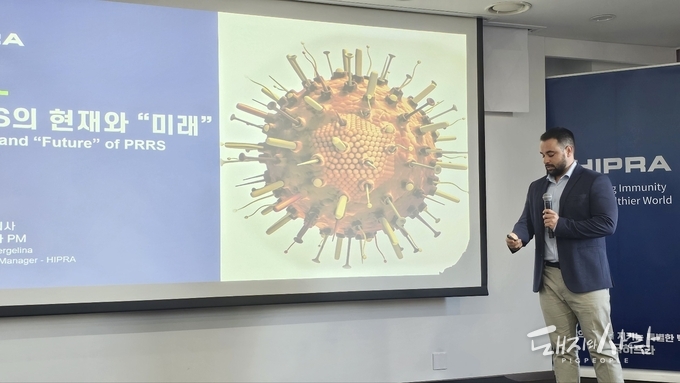 유니스트레인 ID를 이용한 PRRS 예방 전략을 소개하는 페르난도 수의사@돼지와사람