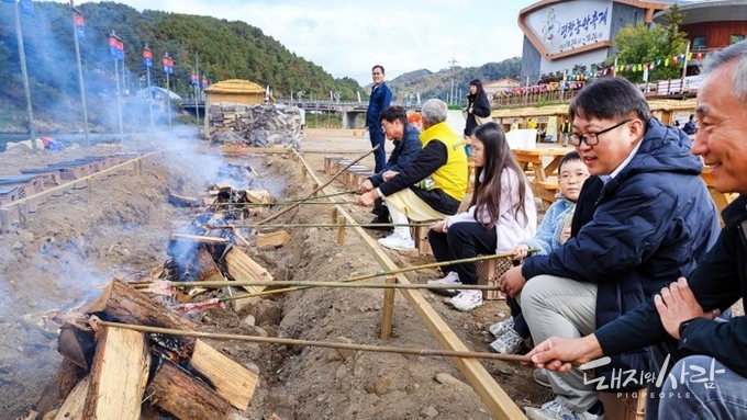 26일 오후 강원도 평창군 용평면서 열린 '2025 평창농악축제'서 장작 삼겹살을 즐기고 있는 방문객@평창군