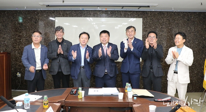 10월 27일 제2축산회관에서 열린 대한한돈협회 선거관리위원회 회의 종료 후 이기홍 당선인과 구경본 후보, 조영욱 선관위원장을 비롯한 선관위원들@한돈협회