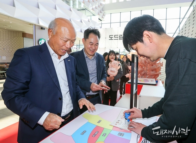2025 도드람 팝업스토어에서 게임에 참여하고 있는 박광욱 조합장@도드람
