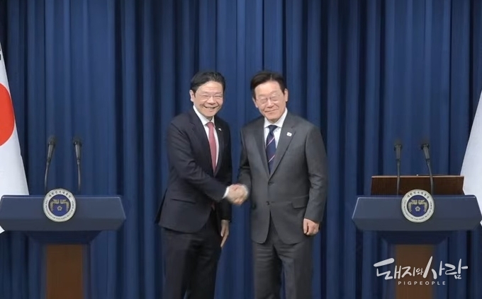 2일 한국-싱가포르 공동언론발표 후 악수하는 이재명 대통령과 로런스 웡 총리@KTV 갈무리