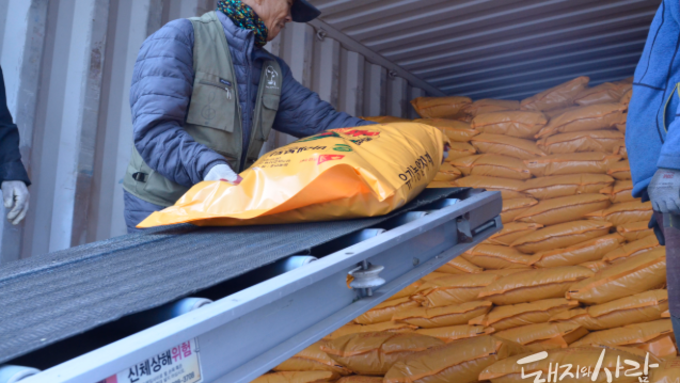 국산 가축분 퇴비 60톤 베트남 수출 선적....유럽산과 비교 실증 예정