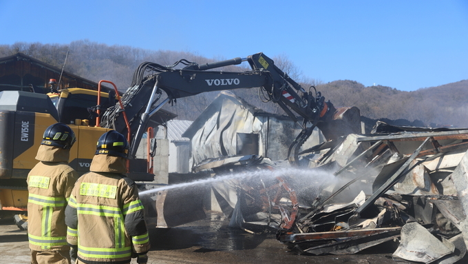 여주 돈사 화재, 3시간여 만에 진화...자돈 1천2백여 마리 폐사