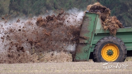 "화학비료 대신 우리 퇴·액비!”…농식품부, 가축분뇨 활용 혁신 ‘맞손’