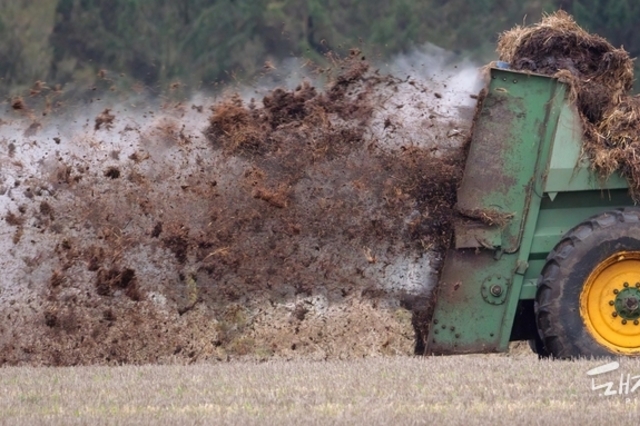"화학비료 대신 우리 퇴·액비!”…농식품부, 가축분뇨 활용 혁신 ‘맞손’