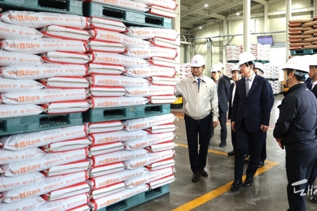 곡물가 급등 전망에 사료공장 찾은 김종구 차관 "가격 안정에 전력"