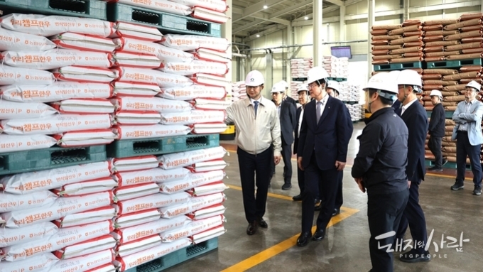 사료용 곡물가 급등 전망에 김종구 농식품부 차관, 당진 농협사료공장 방문