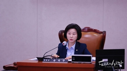 "돼지가 돼지 먹는 사료 안돼"... 송옥주 의원, 사료관리법 개정안 대표 발의