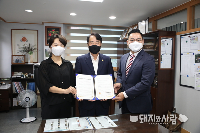 2일 한돈자조금-101번지 남산돈까스 한돈인증점 단체인증 업무협약식(왼쪽부터 에스엠제이컴퍼니 조윤희 대표, 한돈자조금 하태식 위원장, 에스엠제이컴퍼니 이상필 대표)@한돈자조금