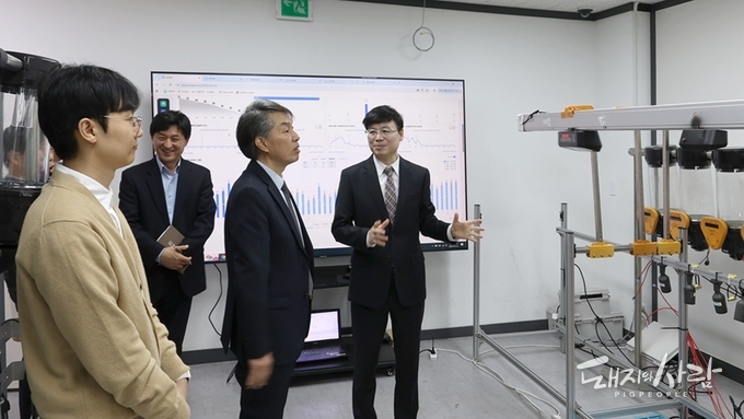 [돼지와사람] 엠트리센 방문한 축산과학원장 “이 기술 현장에 안착한다면 양돈농가 생산성을 ...."